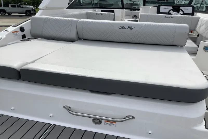 Slide: The Image of Sea Ray 250 SDX 2025 - 8