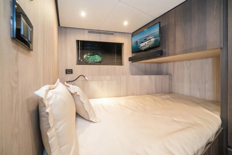 Slide: The Image of Azimut Magellano 25M 2023 - 75