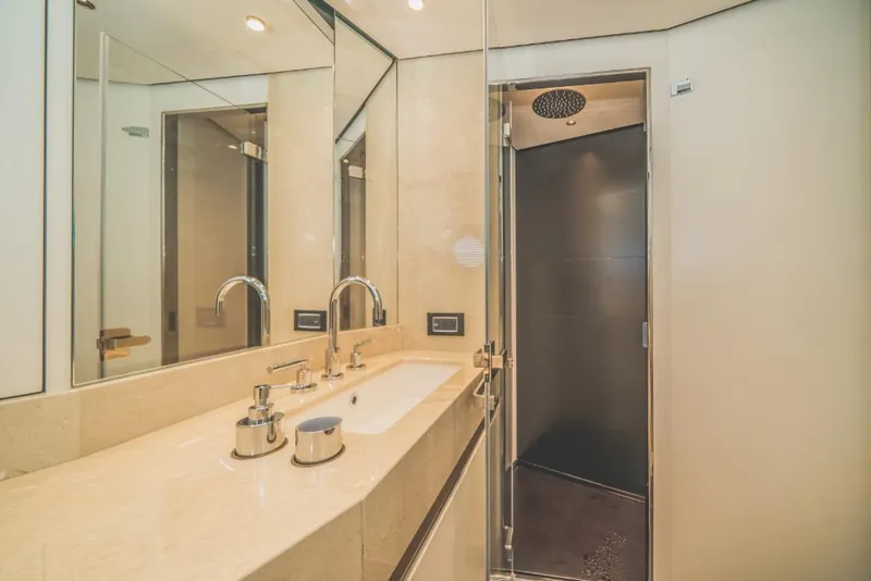 Slide: The Image of Azimut Magellano 25M 2023 - 77