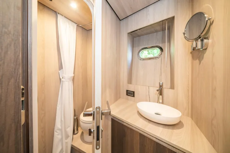 Slide: The Image of Azimut Magellano 25M 2023 - 78