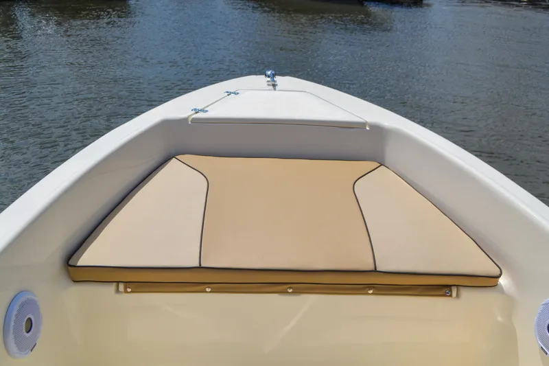 Slide: The Image of Scout 175 Sport Dorado 2026 with beige seating on water. - 7