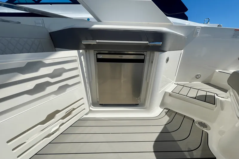 Slide: The Image of Sea Ray SLX 310 Outboard 2026 - 9