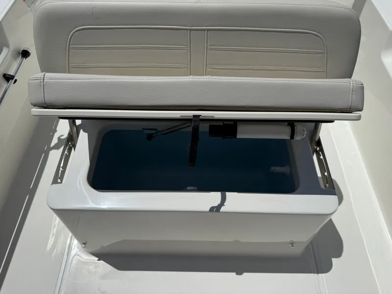Slide: The Image of Boston Whaler 170 Montauk 2026 - 6