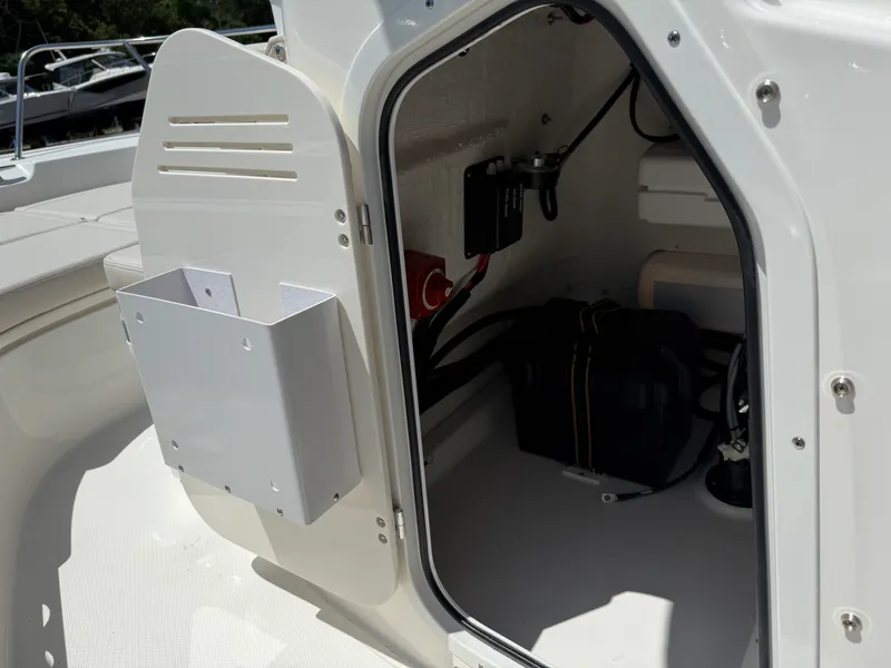 Slide: The Image of Boston Whaler 170 Montauk 2026 - 8