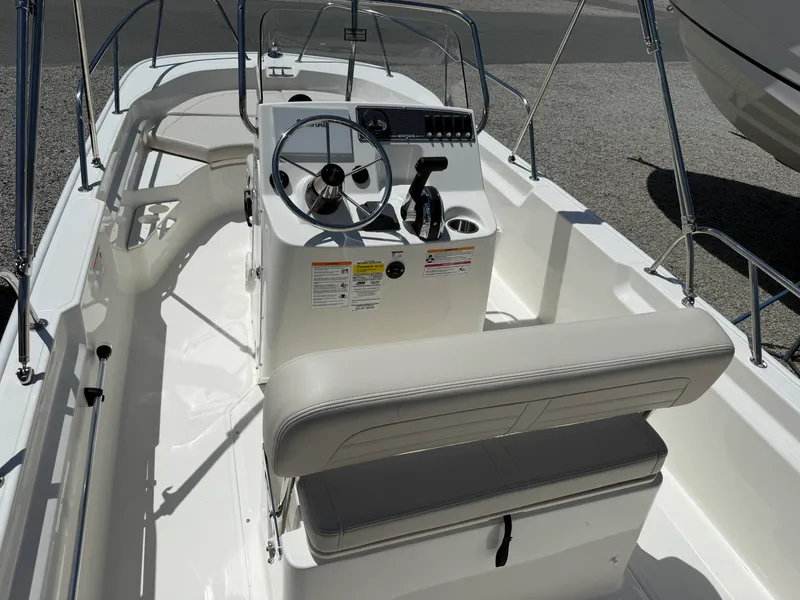Slide: The Image of Boston Whaler 170 Montauk 2026 - 5