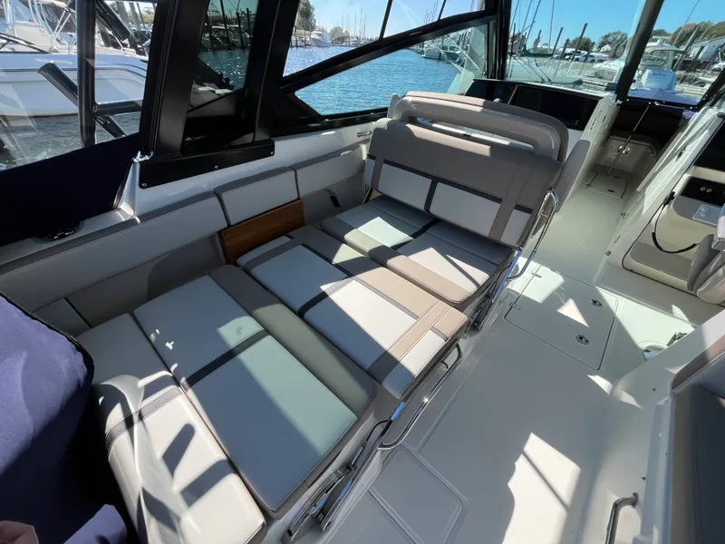 Slide: The Image of Boston Whaler 330 Vantage 2025 - 17