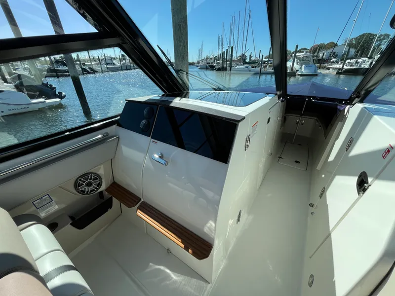 Slide: The Image of Boston Whaler 330 Vantage 2025 - 24
