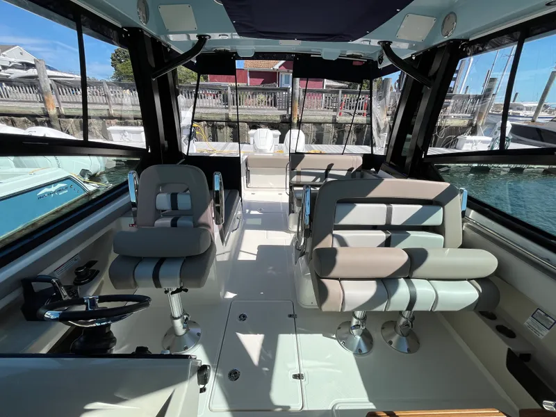 Slide: The Image of Boston Whaler 330 Vantage 2025 - 19