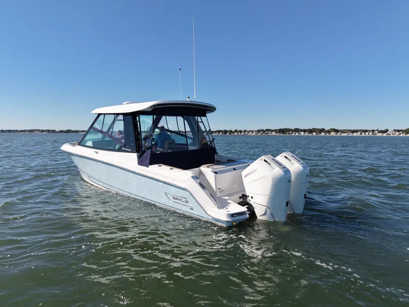 Slide: The Image of Boston Whaler 330 Vantage 2025 - 7