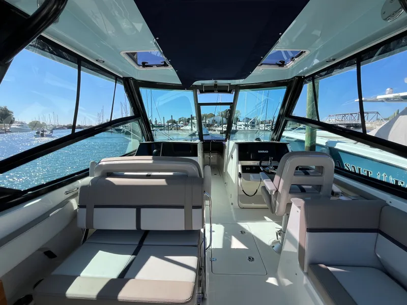 Slide: The Image of Boston Whaler 330 Vantage 2025 - 12