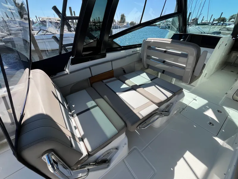 Slide: The Image of Boston Whaler 330 Vantage 2025 - 16