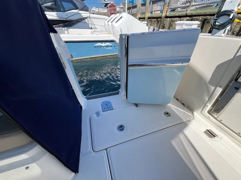 Slide: The Image of Boston Whaler 330 Vantage 2025 - 8