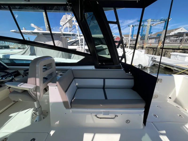 Slide: The Image of Boston Whaler 330 Vantage 2025 - 18