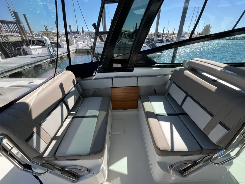 Slide: The Image of Boston Whaler 330 Vantage 2025 - 14