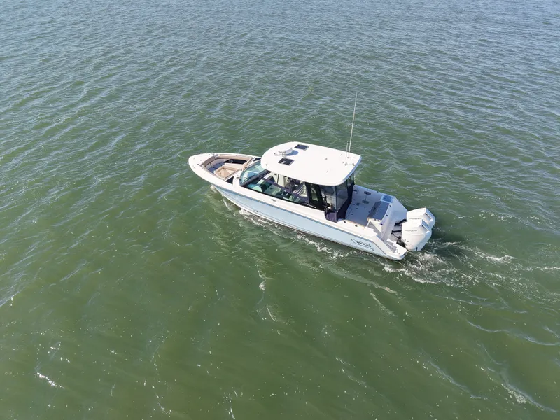 Slide: The Image of Boston Whaler 330 Vantage 2025 - 6
