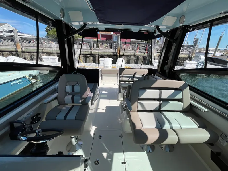 Slide: The Image of Boston Whaler 330 Vantage 2025 - 20