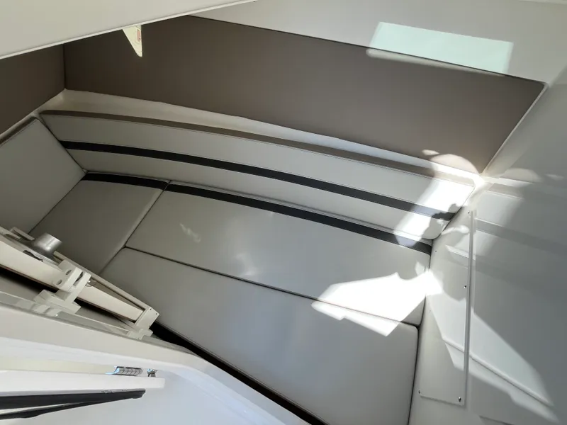 Slide: The Image of Boston Whaler 330 Vantage 2025 - 29