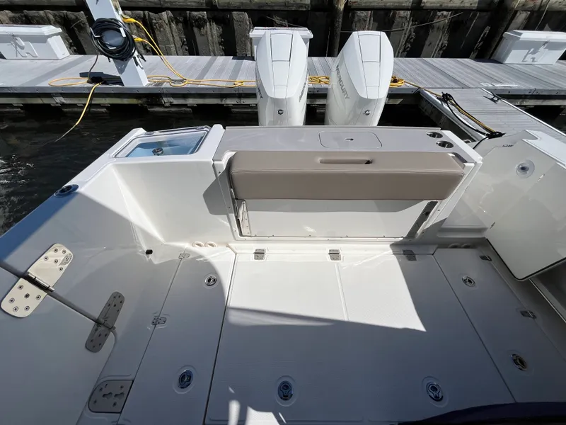 Slide: The Image of Boston Whaler 330 Vantage 2025 - 9