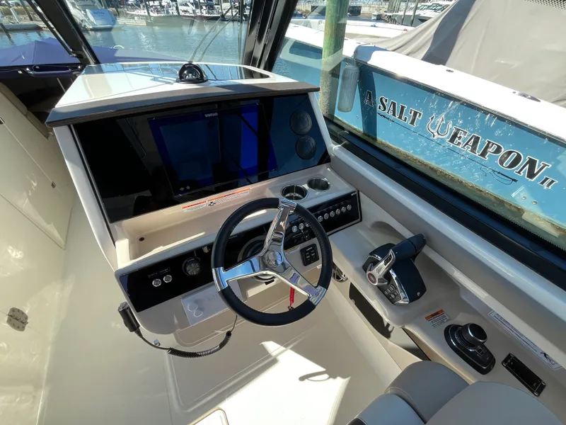 Slide: The Image of Boston Whaler 330 Vantage 2025 - 22