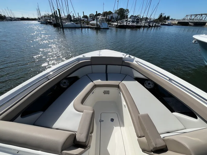 Slide: The Image of Boston Whaler 330 Vantage 2025 - 31