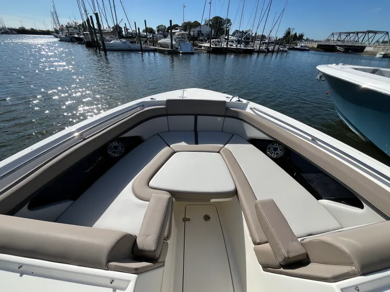 Slide: The Image of Boston Whaler 330 Vantage 2025 - 32