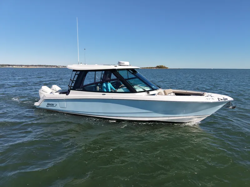 Slide: The Image of Boston Whaler 330 Vantage 2025 - 3
