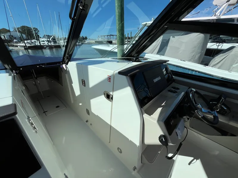 Slide: The Image of Boston Whaler 330 Vantage 2025 - 27