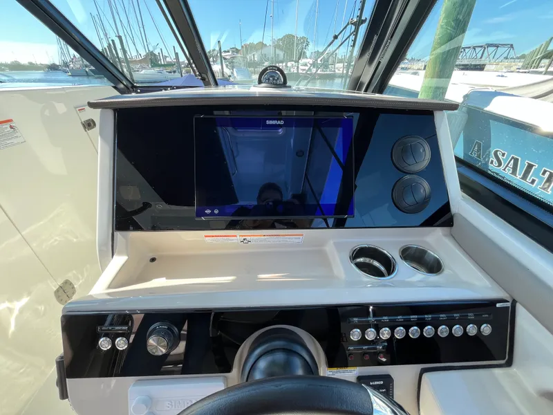 Slide: The Image of Boston Whaler 330 Vantage 2025 - 23