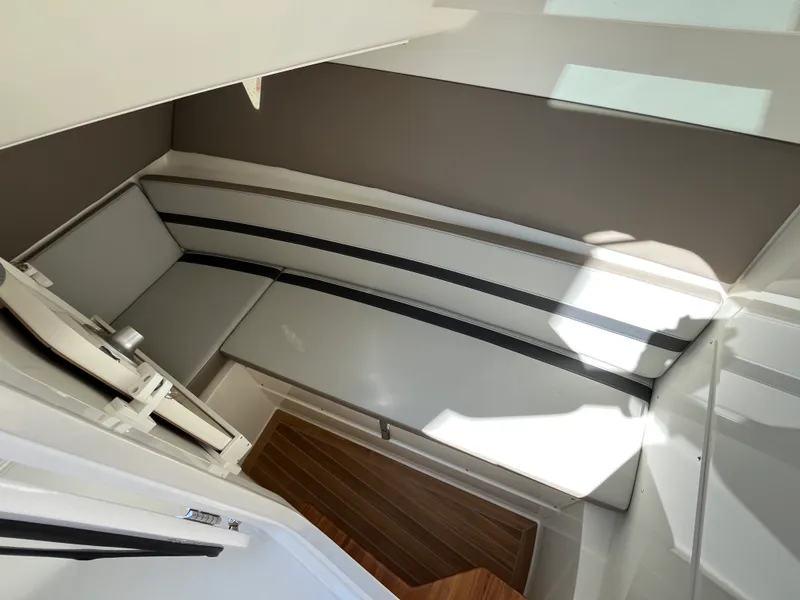 Slide: The Image of Boston Whaler 330 Vantage 2025 - 28