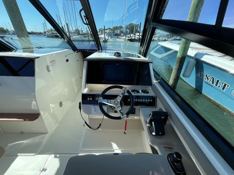 Slide: The Image of Boston Whaler 330 Vantage 2025 - 21