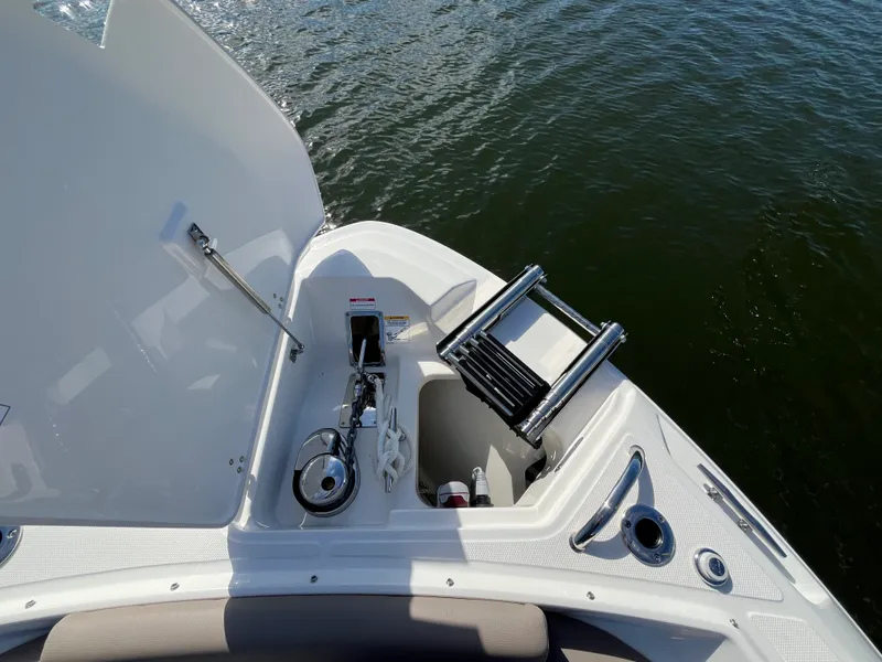 Slide: The Image of Boston Whaler 330 Vantage 2025 - 34