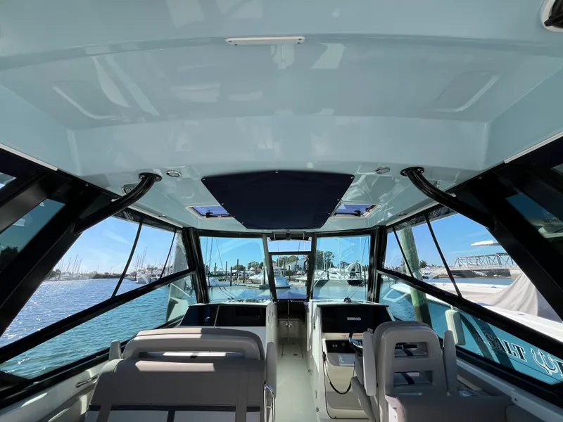 Slide: The Image of Boston Whaler 330 Vantage 2025 - 13