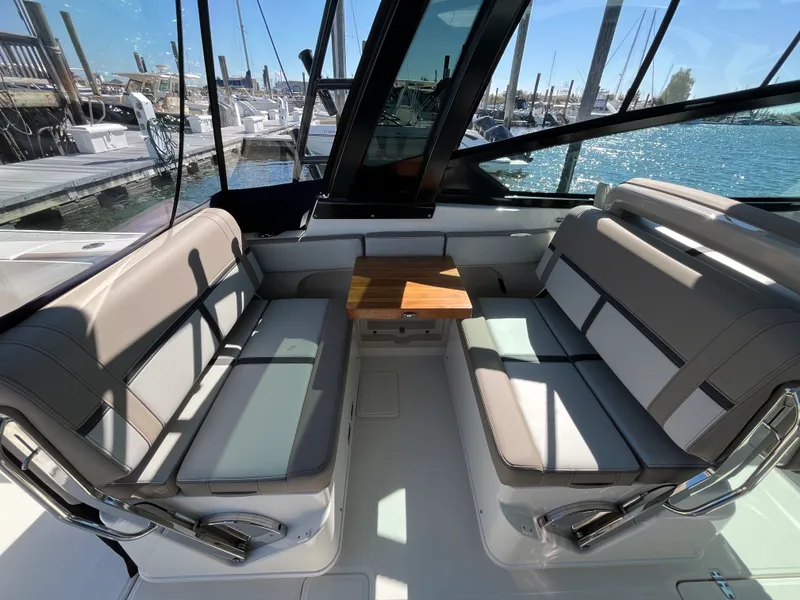 Slide: The Image of Boston Whaler 330 Vantage 2025 - 15