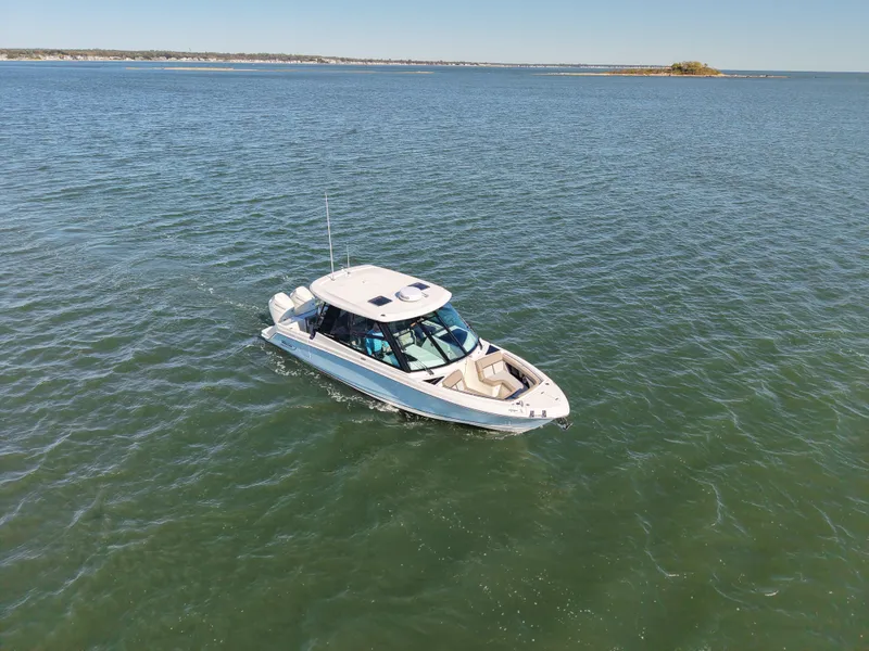 Slide: The Image of Boston Whaler 330 Vantage 2025 - 4
