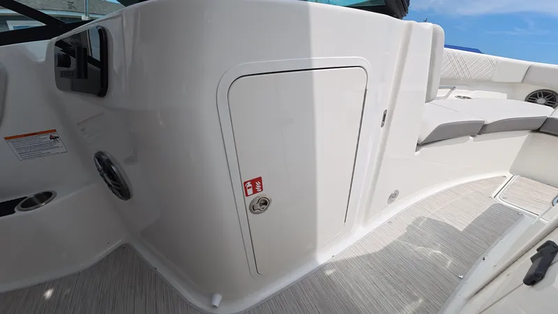 Slide: The Image of Sea Ray SDX 250 Outboard 2026 - 35