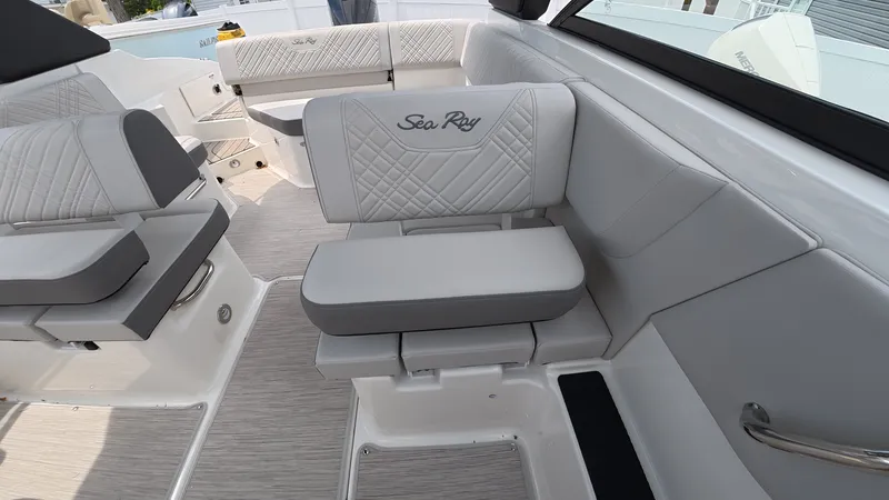 Slide: The Image of Sea Ray SDX 250 Outboard 2026 - 28