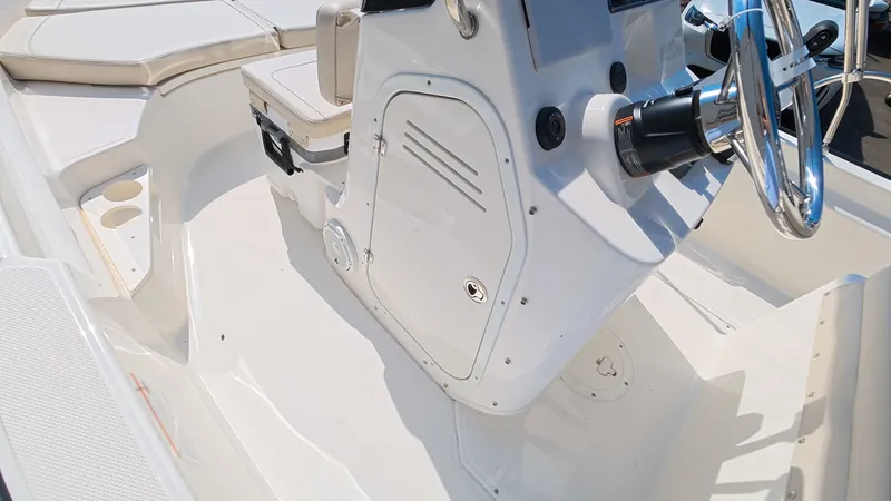 Slide: The Image of Boston Whaler 170 Montauk 2026 - 15