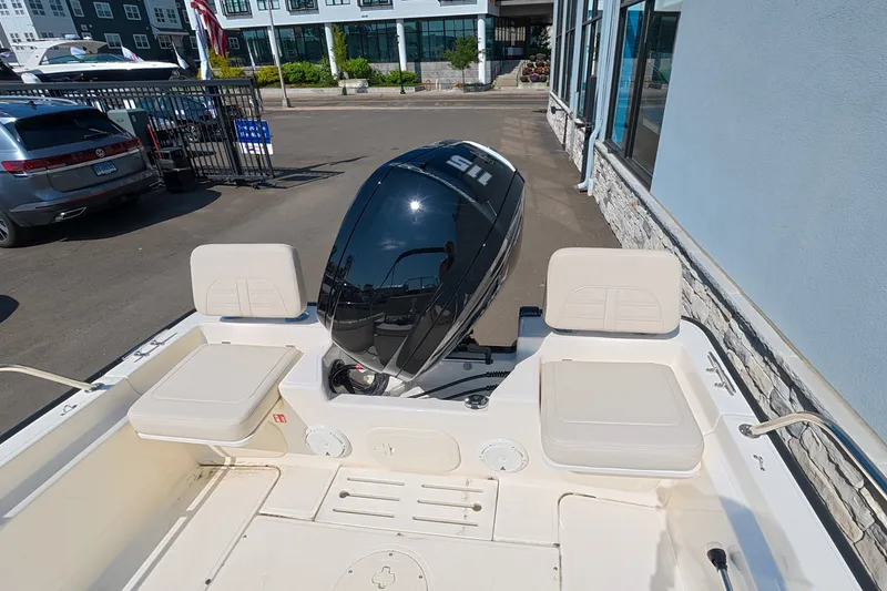 Slide: The Image of Boston Whaler 170 Montauk 2026 - 9