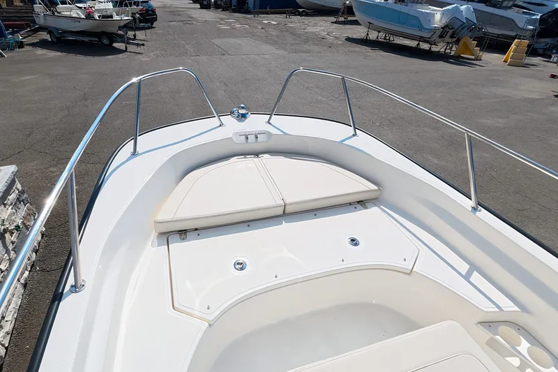 Slide: The Image of Boston Whaler 170 Montauk 2026 - 18