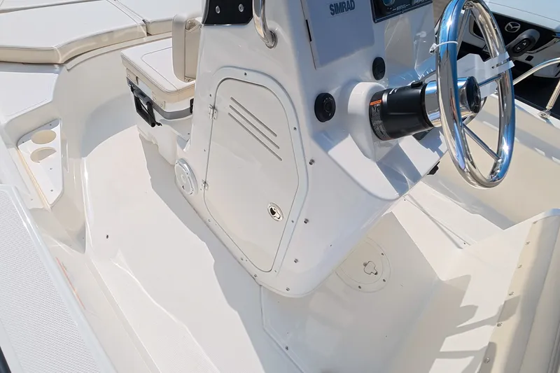 Slide: The Image of Boston Whaler 170 Montauk 2026 - 14
