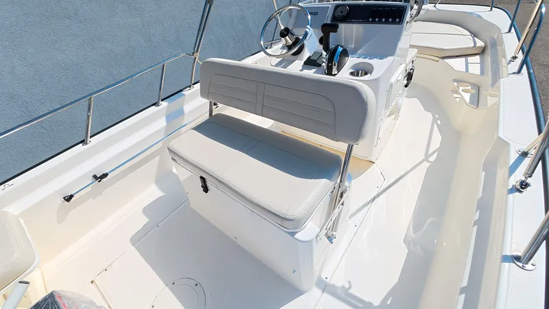 Slide: The Image of Boston Whaler 170 Montauk 2026 - 11