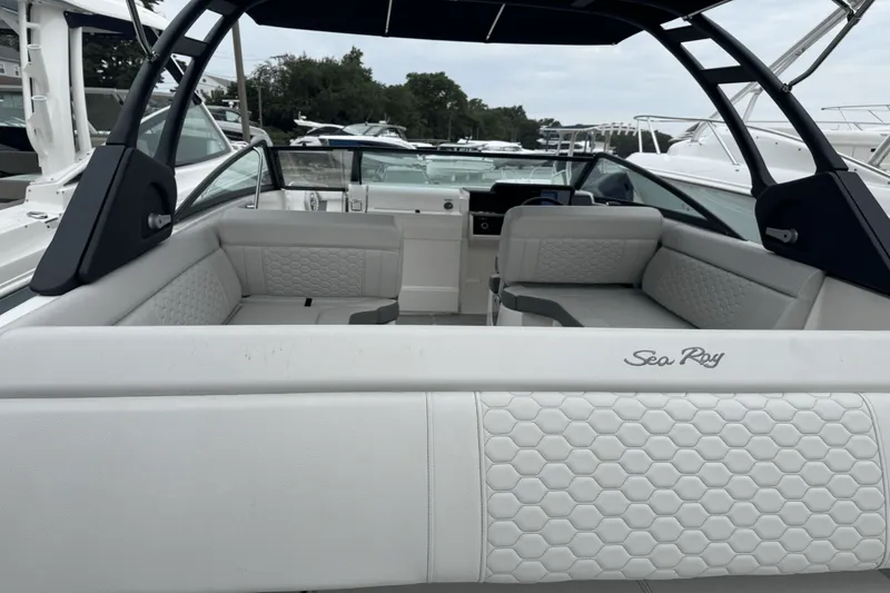 Slide: The Image of Sea Ray SDX 250 OUTBOARD 2024 - 11