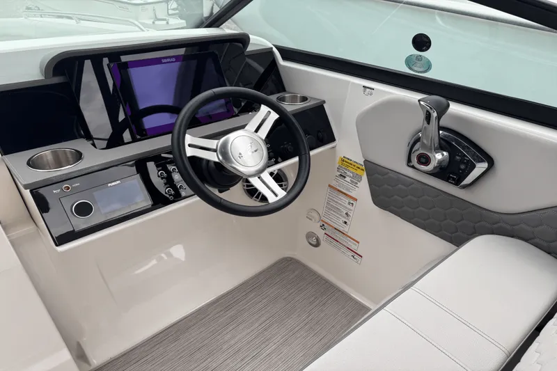 Slide: The Image of Sea Ray SDX 250 OUTBOARD 2024 - 5