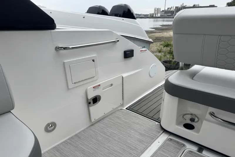 Slide: The Image of Sea Ray SDX 250 OUTBOARD 2024 - 6