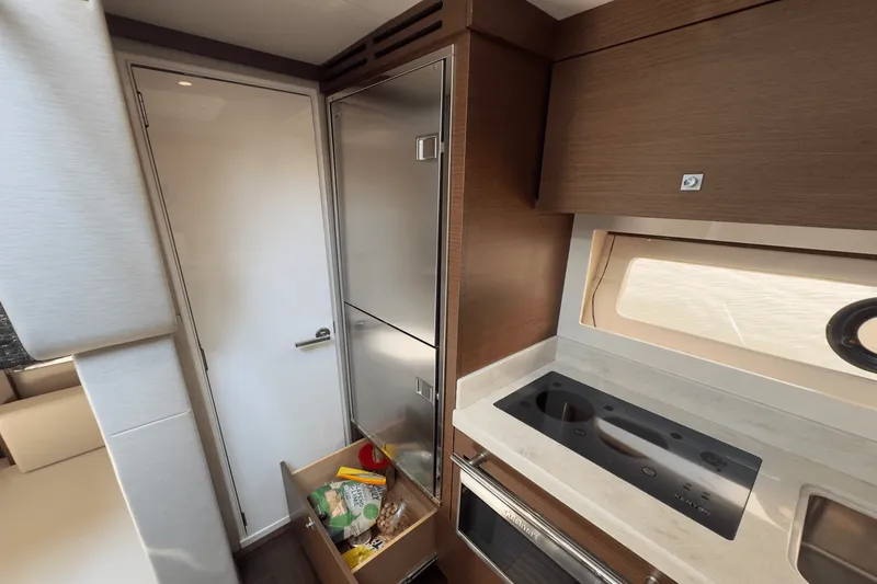 Slide: The Image of Sea Ray 410 SUNDANCER 2014 - 110
