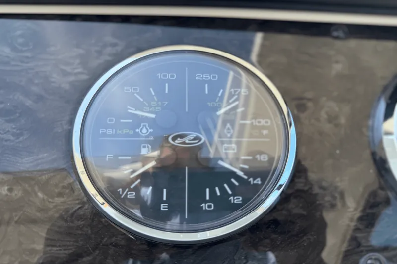 Slide: The Image of Sea Ray 410 SUNDANCER 2014 - 27