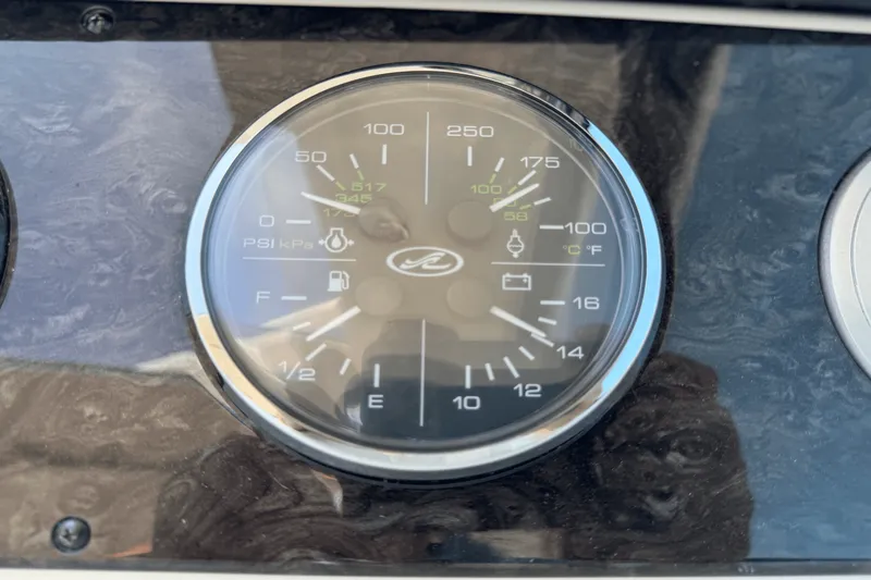 Slide: The Image of Sea Ray 410 SUNDANCER 2014 - 30