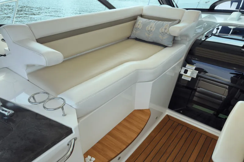 Slide: The Image of Sea Ray 410 SUNDANCER 2014 - 58