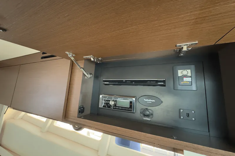 Slide: The Image of Sea Ray 410 SUNDANCER 2014 - 66