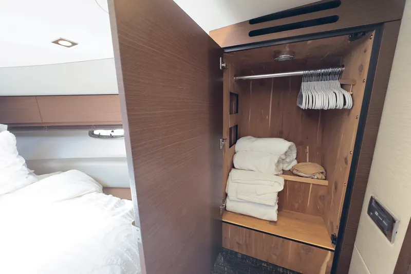 Slide: The Image of Sea Ray 410 SUNDANCER 2014 - 79